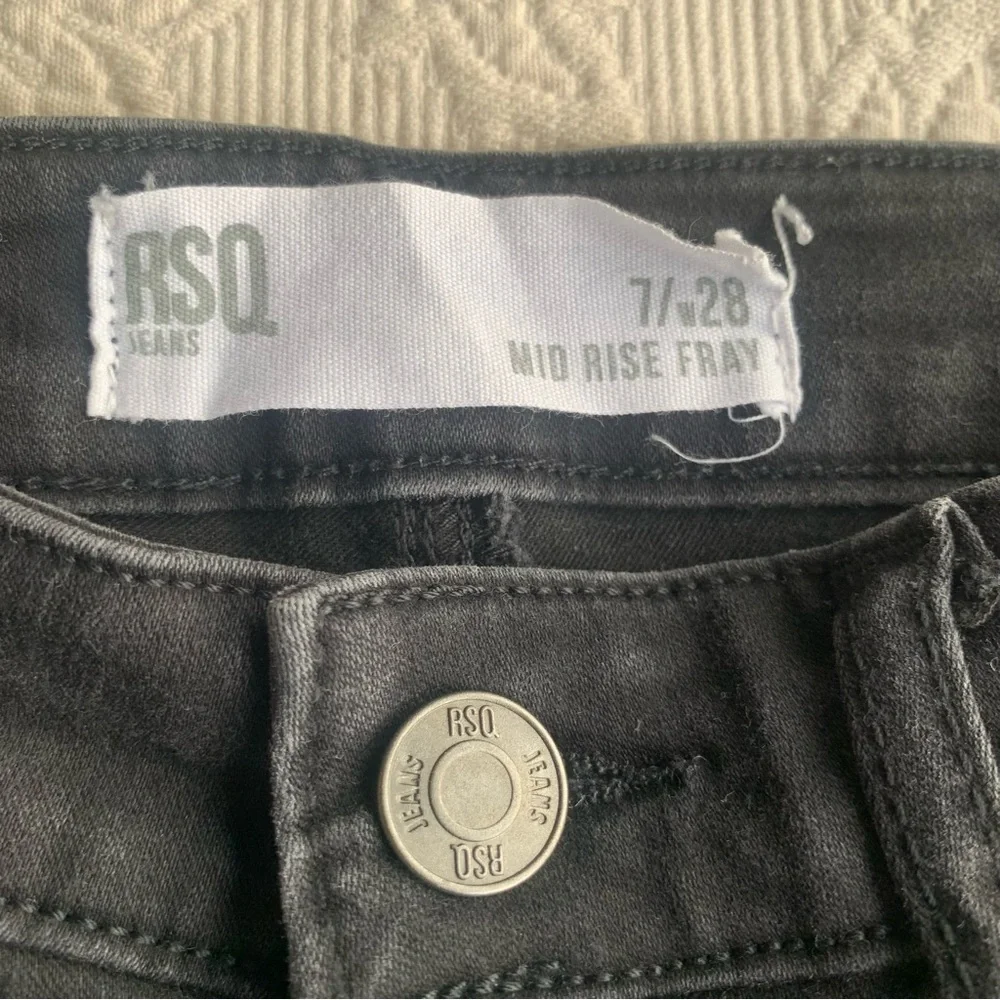 RSQ Black Mid-Rise Cutoff Fray Denim Jean Shorts - Picture 3 of 6